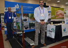 Vicente Basabe en Fued Alle (JH Hydroponic Systems) maken het mogelijk gewassen uit de grond te telen.