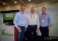 Jack Vijverberg (Van der Valk Horti Systems), Johan van Erven (Ridder) en Rob Bekkering (Van der Valk Horti Systems) op het scherm