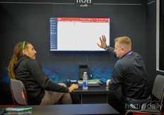 Michael Del Ciancio (DC Farms) krijgt uitleg bij Hoogendoorn over IIVO door Pieter Kwakernaak