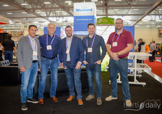 Nico Niepce (Alweco), David Eygenraam, Tyler Rodrigue, Russel Oliver en Curtis Rodrigue (Westland Greenhouse Solutions) bespraken de samenwerking tussen Nederlanders en Canadezen.