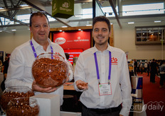 Arie Alblas en Berry Blom met de nieuwe trosondersteuningsclip. https://www.hortidaily.com/article/9462965/royal-brinkman-and-kam-s-growers-supply-launch-valent-truss-support-clip/ 