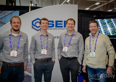 Jim Enns, Clayton Schroeder, Jonathan Dick (South Essex Fabricating) en Jarrod Hall (Vine Fresh Acres)