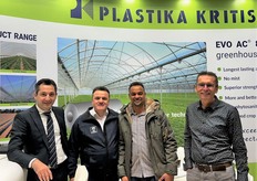 Het is gezellig bij de stand van Plastika Kritis 