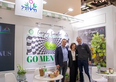 Nico van Aanholt, Ella Shien en Eyal Inbar met Hishtil