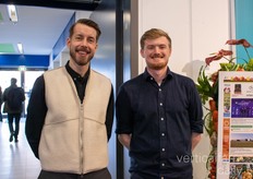 Endre Harnes (Avisomo) en Jack Farmer (LettUs Grow) hebben samen geposeerd.