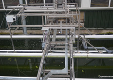 De drijvers worden automatisch op het water gezet …