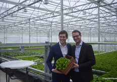 Erik van Nieuwenhuijzen (Albert Heijn) en Willem Bas (B-Four Agro) tonen trotst de eerste krop.