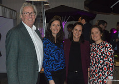 Fedde Jonker (Koninklijke Vezet), Elise Bomhof (Koninklijke Vezet), Anique Breijer (Albert Heijn) en Ingrid Lamme (GKZ Kramer Beheer B.V.).