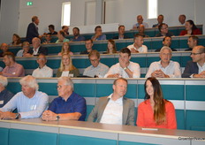 Na de koffie, in de zaal, nog even wachten. De sprekers starten zo