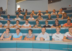 In de tweede helft van de bijeenkomst sluiten de studenten aan, nadat zijn in de zaal ernaast eerst een eigen programma hadden en onder meer werden toegesproken door John Meijer van Bom Group.