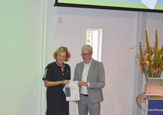 Aan de gedeputeerde Adri Bom van de Provincie Zuid-Holland werd de gloednieuwe onderwijsmodule  'Big data in de glastuinbouw' overhandigd