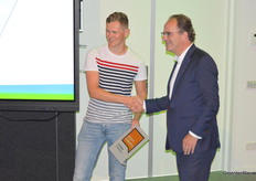 Student Wouter kreeg van Rinke Zonneveld van Team Smart Industry een Fieldlab-keurmerk voor de All Climate Greenhouse. In Fieldlabs is het de bedoeling dat deelnemers kennis delen en bundelen krachten op het snijvlak van onderwijs en bedrijfsleven. 