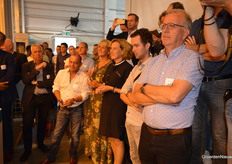 ... onder aandachtig gehoor ...