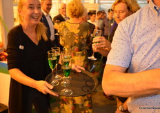 Glazen worden uitgedeeld.