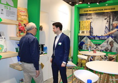 Piet van Oord (Oerlemans) in gesprek met een bezoeker.