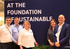 BVB-Kekkila team, zijn laten met gepaste trots hun Reed Canary Grass zien, die ze gebruiken in hun substraat mixen.