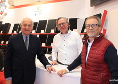 Meneer Jurgen Kubern (HerkuPlast) en Reyo Bachmann (Bachmann) bundelen hun krachten. In het middel Arjan Boot sales. https://www.hortidaily.com/article/9692217/herkuplast-goes-swiss/