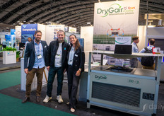 Amir Kandlik en Hadar Fuchs (DryGair) krijgen bezoek van Simon Hansen, Miljøgartneriet. Op de foto de nieuwe DG-3, een kleiner model van de bekende ontvochtigingsoplossingen van DryGair.