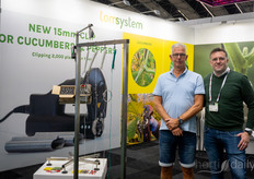 Dirk-Jan Haas (Hortiware) en Miguel Redondo (Agrifast). Hun nieuwe 15 mm clip wint snel terrein in komkommers en paprika's.