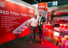 Pim Joeloemsingh en Yassine El Qomri zijn er trots op de nieuwe RED Horticulture armatuur te kunnen bezichtigen.