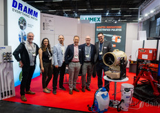 Paul Koole, Horti Link Tours, bezoekt de teams van Dramm en Pulsfog: Evelyn Friederichs, Louis Damm, Kurt Becker, Lee Evans en Claudius Buchele.