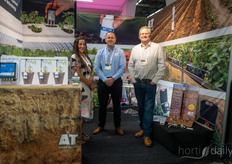 Ellen Bingham, Jonathan Brough en Tony Peloe (Delta-T Devices) beurzen hun sensorproducten