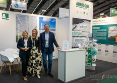Arrigoni lanceerde onlangs een nieuwe folie om de temperatuur in de kas te verlagen: https://www.hortidaily.com/article/9730470/new-plastic-film-drops-the-heat-in-the-greenhouse/Op de foto Patrizia Giuliani, Annalisa Lippolis & Luigi Pezzon