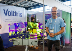 Het ziet er misschien uit als de nieuwe Mars Rover, maar het is een Voltiris paneel dat het mogelijk maakt om energie op te wekken in een kas, zonder het gewas te beschadigen. Kaz Vermeer vertelt er meer over.