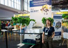 Hannah Brown laat de de Organifarms aardbeienoogstrobot Berry zien