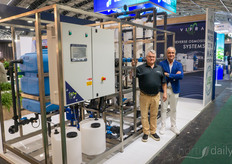 Een van de gebruikers van het Ultrafiltratiesysteem (en andere Vifra-producten) is Jay Colasanti, Lakeshore Veggie Growers. Op de foto met Vincenzo Russo.
