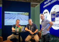 Michiel Seignette en Paul van Gils (Lumiforte) krijgen bezoek van Arjen Kok (Kok Aardbeien). Op uitnodiging van Lumiforte brachten verschillende internationale telers tijdens de beurs een bezoek aan Arjens kas.