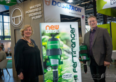 Rainer Eckle en Hilde van Steijn, laten de nieuwe Dosatron Fertiranger D6GL zien