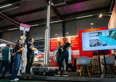 Je ziet het niet aan deze foto, maar de fotograaf lag op de grond om de volledige Fravebot-robot in beeld te krijgen.