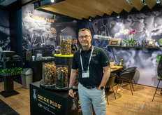 Bill Maartense, Quick Plug. We hebben beloofd om volgende maand een teamfoto te maken op Cultivate, want het team was erg druk toen we naar de stand kwamen.