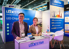 Tony Chen en Lisa Chen (LEDESTAR) laat de chipmodules zien