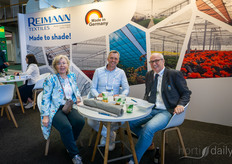 Monika Reimann en Frank Kemkes (Reimann Textiles) krijgen bezoek van Ralf Hovest-Engberding.