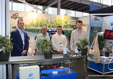 Rutger Vreezen, Mihnea Paraschiv en Gijs van Asselt (Sigrow). Jorge Camilo (Digihorti) bezoekt de stand. Achter de Opti-Drain