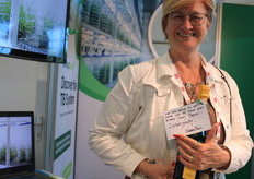 Conny de Wit toont de fles Cava die ze van de GreenTech organisatie kreeg omdat ze de eerste Braziliaanse exposanten waren