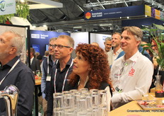 Luisteren naar de toespraak van Bas Brinkman en Ton van Mil