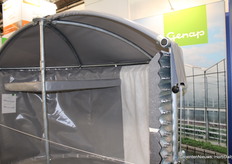 Genap beurs zelfs twee innovaties:1 de geïsoleerde silo om de watertemperatuur stabiel te houden2 de autonome GenaDome. Deze zit vast in de grond om hem sterker te maken.