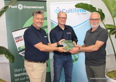 Paul van Gils (Lumiforte), Remy Maat (Cultilene) overhandigden de nieuwste inzichten van Plant Empowerment aan Hans van Gellecum. Hans is de interne teeltadviseur voor de Hazel Group.
