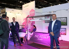 Joost van Rooij (NLight) naast de nieuwe RV1600, een top light armatuur met meer watt en een hoek van 172 graden, waardoor het mogelijk is om slechts 2 armaturen per tralie te gebruiken in een kas.