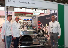 Tom van Buuren, Marco Smit en Ronald de Vos (Besseling Techniek) met de Roofmaster Compact.