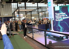 Adesh Shah (Viscon) laat het publiek de nieuwe beurs zien, net na de officiële release.