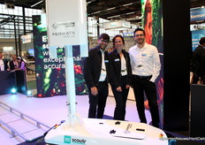 Adesh Shah, Sandra Wolters en Chadi Salmi (Viscon) met scoutrobot Eva.