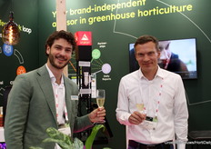 Ramón de Vrie (Ledgnd) en Gints Antoms (Aranet) vieren de lancering van de nieuwe spectrumsensor van Aranet in de Ledgnd-stand.