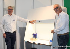 Arjan van der Scheer en Niek Nuijten (Interflow) beurs met hun nieuwe luminair flow-unit, die volgens de verkopers van Interflow 70% energie bespaart ten opzichte van andere systemen in de markt. Ook bijzonder: de unit is gemaakt van 100% gerecycled papier.