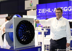 Tino Oirbans (Ziehl Abegg) met de ZApilotXL. Ziehl Abegg vertrouwt op bionica en gebruikt bijvoorbeeld honingraten als inspiratie voor een materiaalbesparende lichtgewicht constructie met een hoge stabiliteit voor deze ventilator. Tino wijst op een andere slimme functie die het mogelijk maakt om de ventilator met slechts één persoon te installeren, net zoals je een schilderij aan de muur kunt hangen.