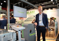 Edwin Kruiper (Maan Horti Automation) met de Growcoon Dispenser Advanced Series.
