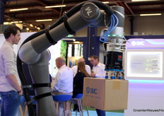 SMC biedt onder andere een techniek om met perslucht en vacuüm een robotarm en een endeffector te koppelen